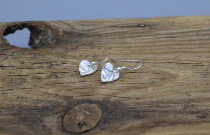 Heart wire print drop earrings